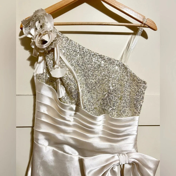 NWOT One Shoulder Long Satin Gown Cream size M - Picture 3 of 7